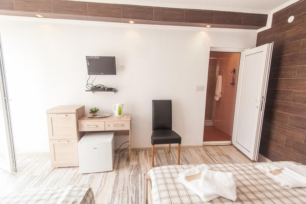 Rooms And Apartments Milana بار الغرفة الصورة