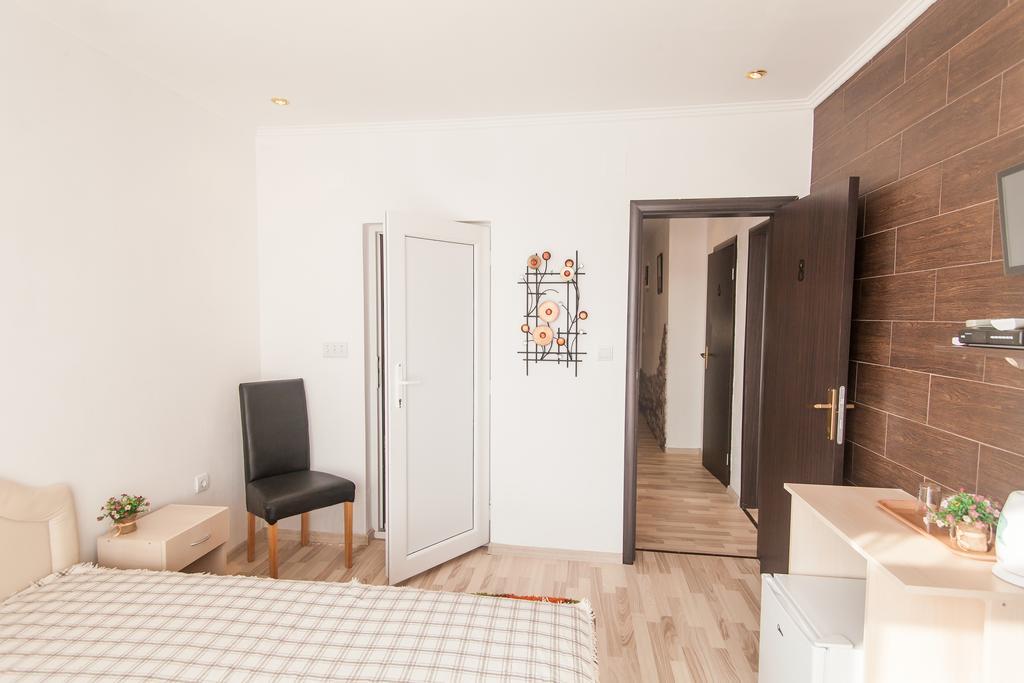 Rooms And Apartments Milana بار الغرفة الصورة