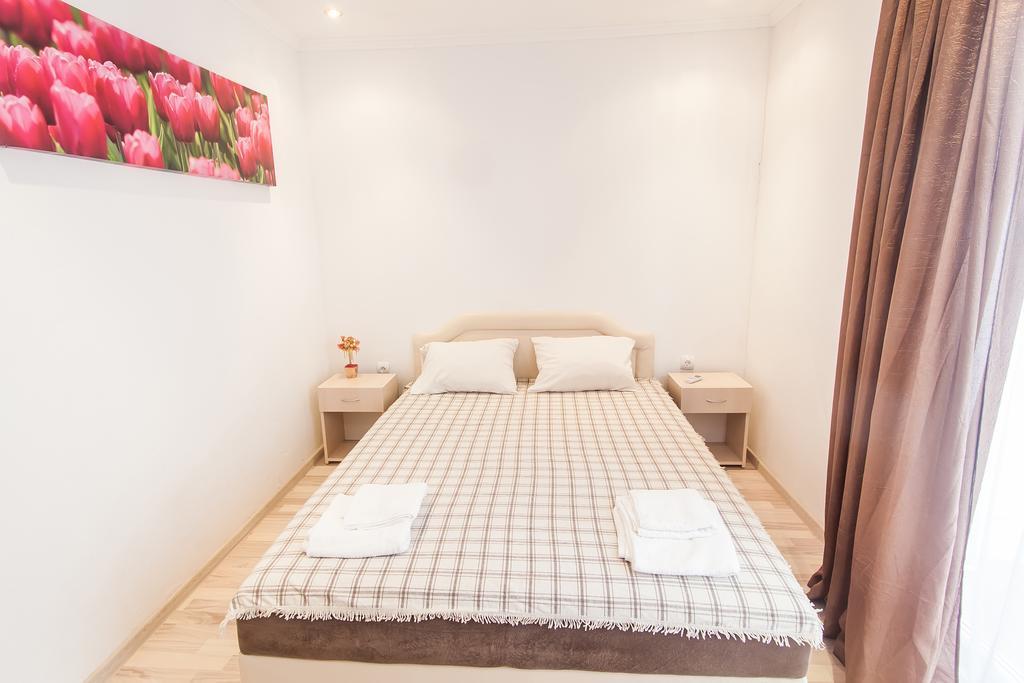 Rooms And Apartments Milana بار الغرفة الصورة
