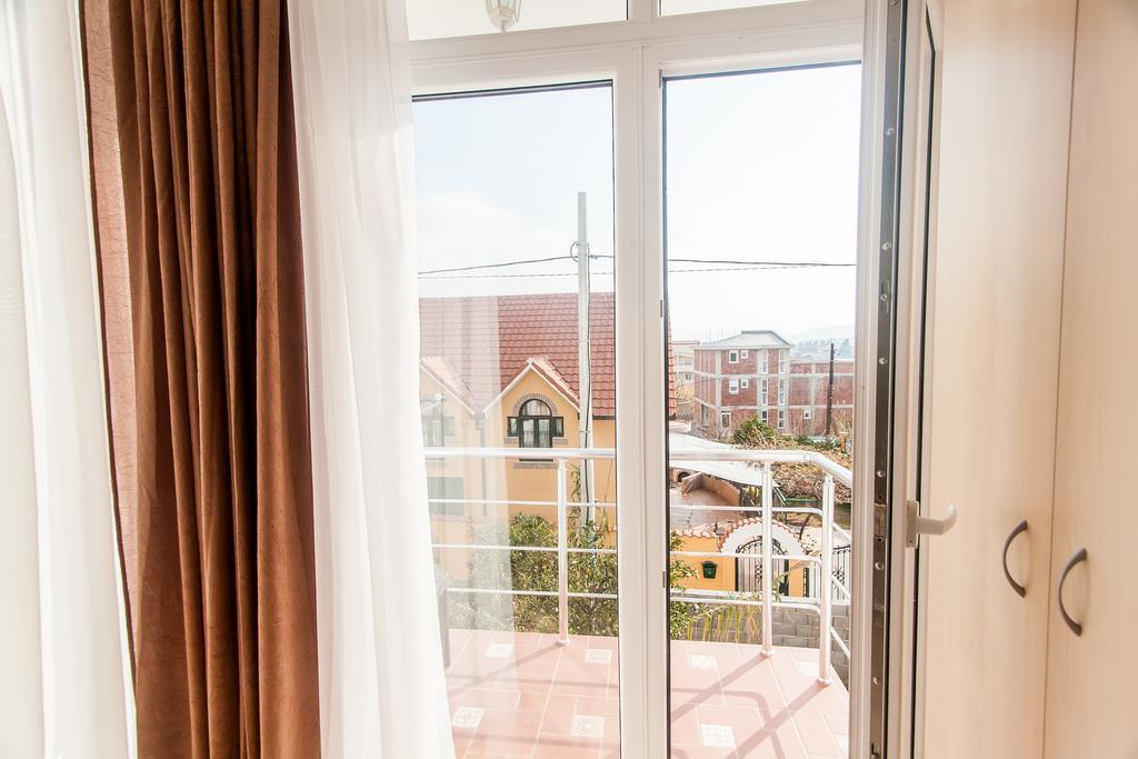 Rooms And Apartments Milana بار الغرفة الصورة