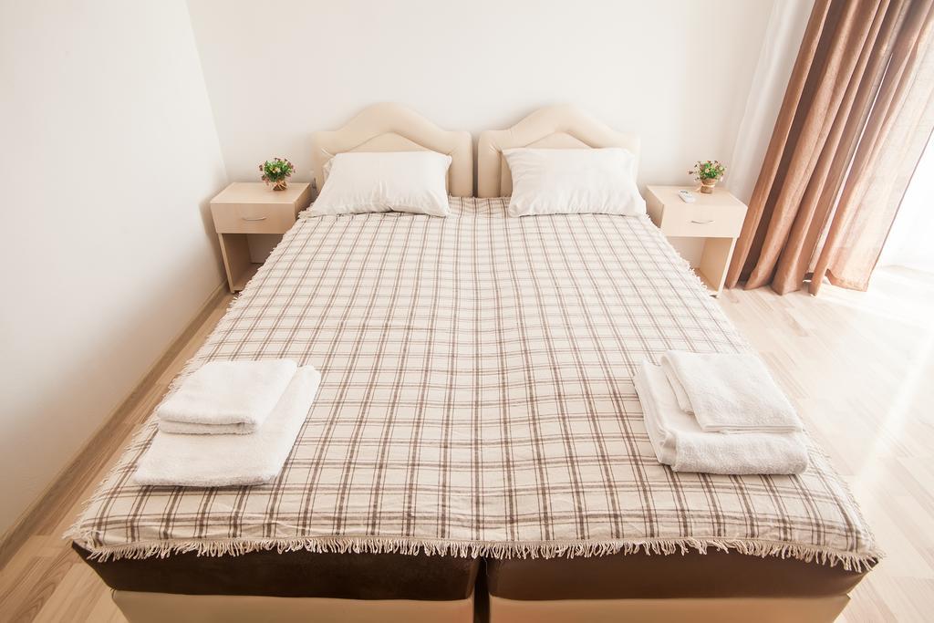 Rooms And Apartments Milana بار الغرفة الصورة